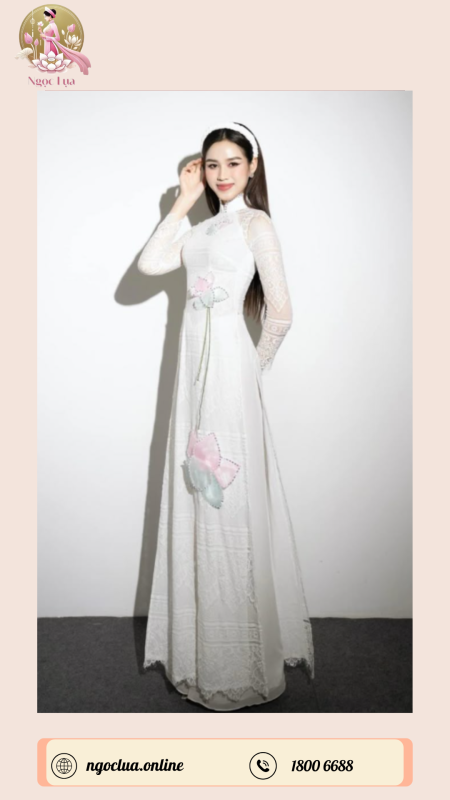 Người mẫu mặc áo dài lụa trắng thêu hoa sen đứng tạo dáng trên nền trắng.